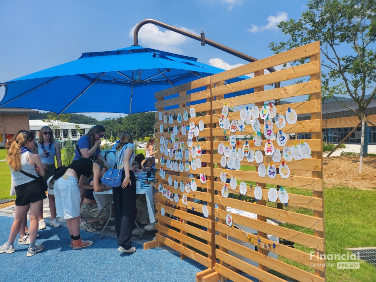 순창발효테마파크에서 보고, 즐겼던 체험을 내용을 적는 벨기에 스카우트 대원들. /사진 제공=순창발효관광재단