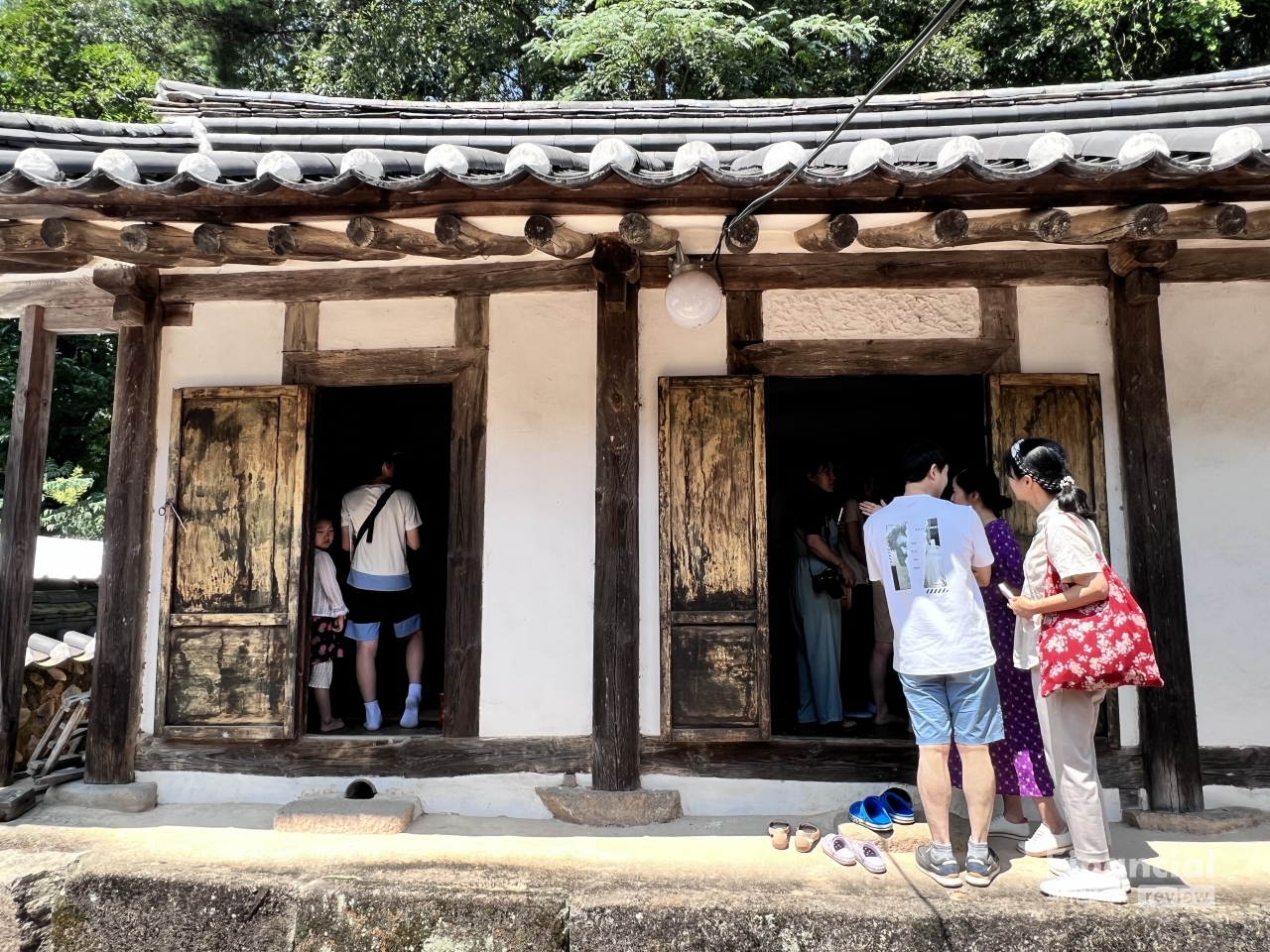 수졸당의 재사를 들어가서 관람하는 참관인들. /사진=조용식 기자