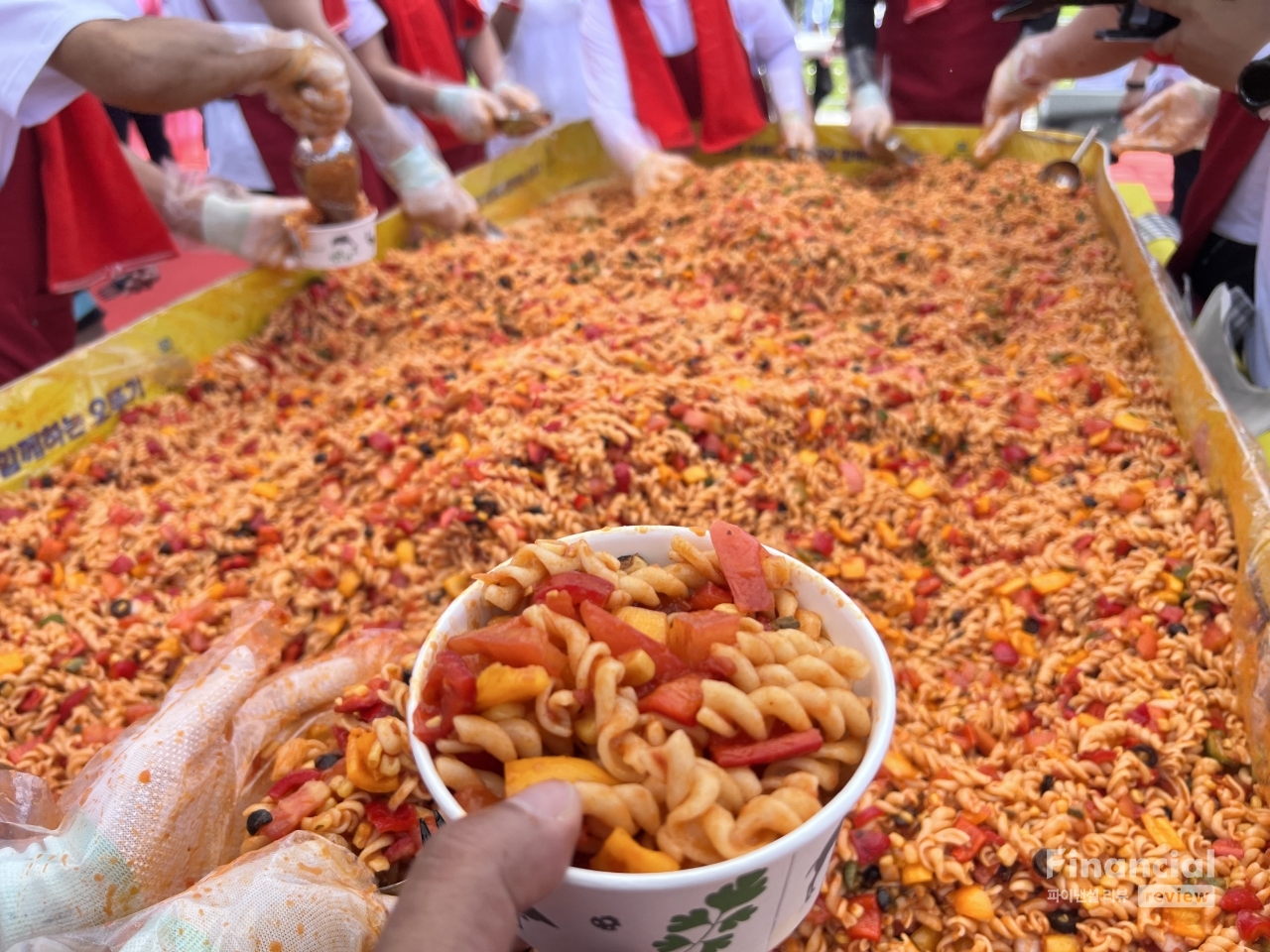 토마토 소스로 만든 파스타는 축제 참가자 모두에게 무료로 제공됐다. /사진=조용식 기자