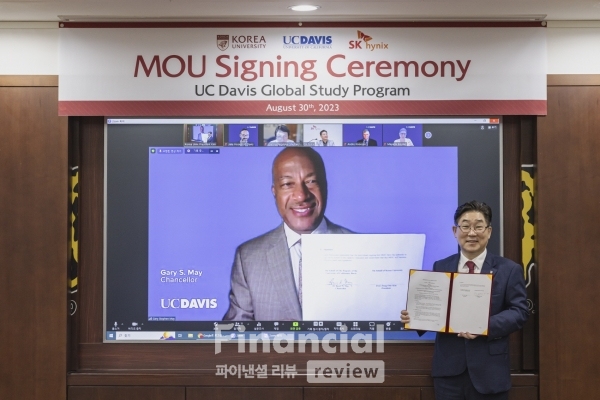 Gary S. May 미국 UC Davis 총장(왼쪽)과 김동원 고려대 총장(오른쪽)이 협약식에서 기념촬영을 하고 있다.