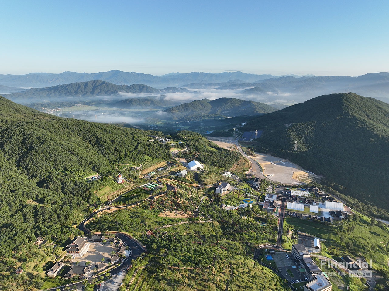 운무가 펼져진 산청 동의보감촌의 아침. /사진=조용식 기자