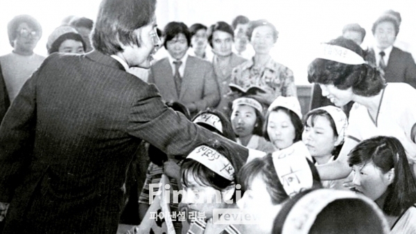 YH무역 여공들과 대화하는 김영삼 당시 신민당 총재.