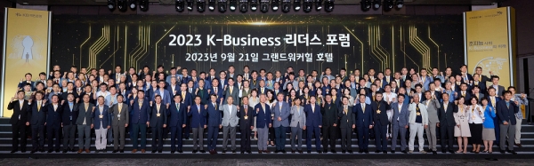 KB국민은행은 지난 21일 서울시 광진구 그랜드 워커힐호텔에서 ‘초지능사회 K-Business의 미래’라는 주제로 ‘2023 K-Business 리더스포럼’을 개최했다. 이날 행사에는 윤종규 KB금융그룹 회장, 양종희 KB금융그룹 부회장, 이재근 KB국민은행장 등 KB국민은행 임원들과 300여명의 우수기업 CEO 및 배우자들이 참석했다./사진=KB국민은행