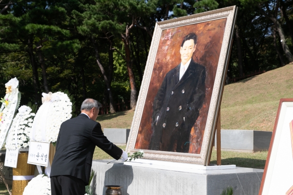 헌화하는 정수용 이봉창의사기념사업회장. /사진=빙그레