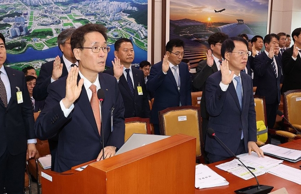 함진규 한국도로공사 사장과 관계자들이 12일 국회 국토교통위원회 국정감사에서 선서하고 있다. /사진=연합뉴스