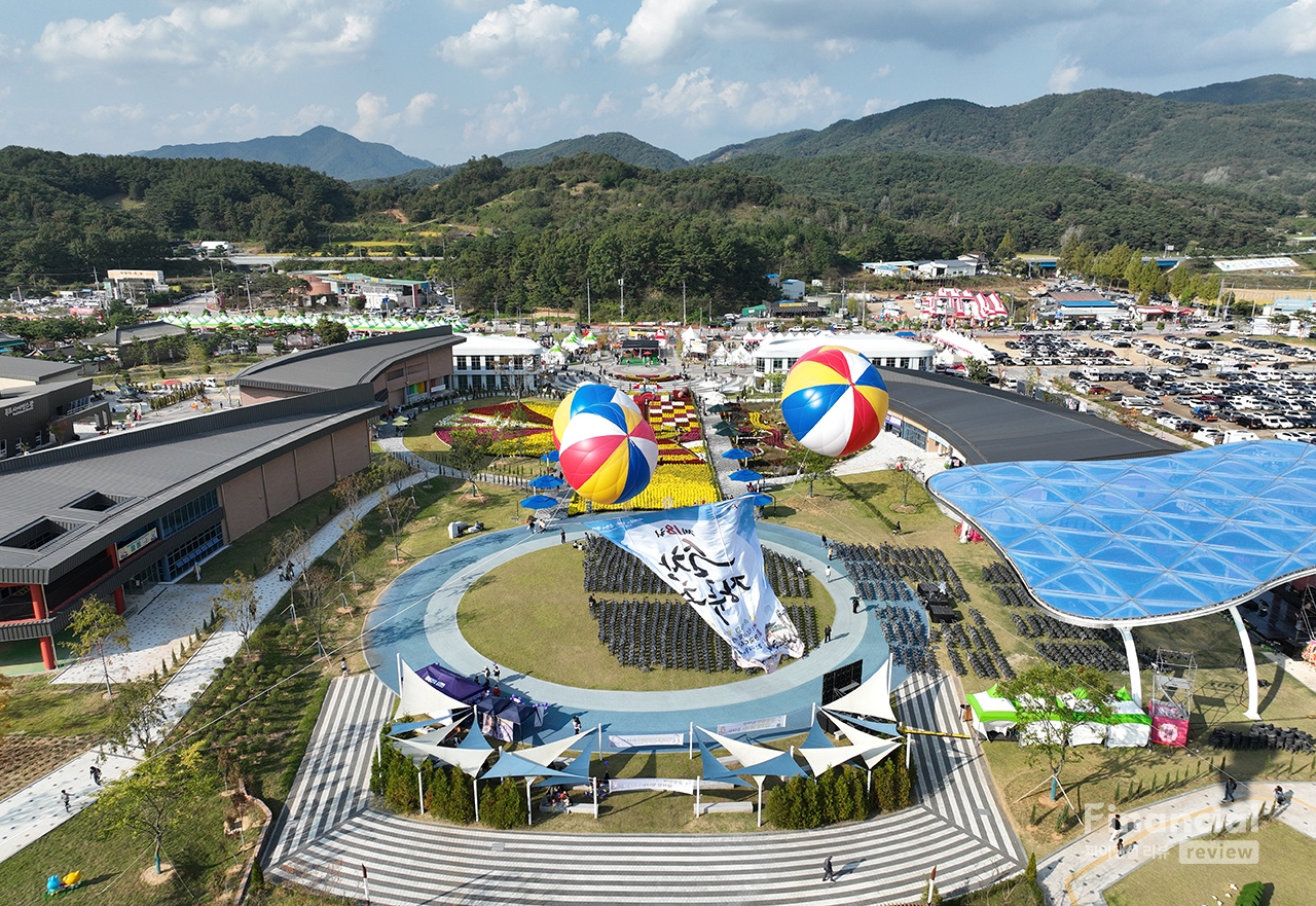 순창장류축제를 알리는 애드밸른이 순창발효테마파크 위로 펄럭이고 있다. /사진=조용식 기자