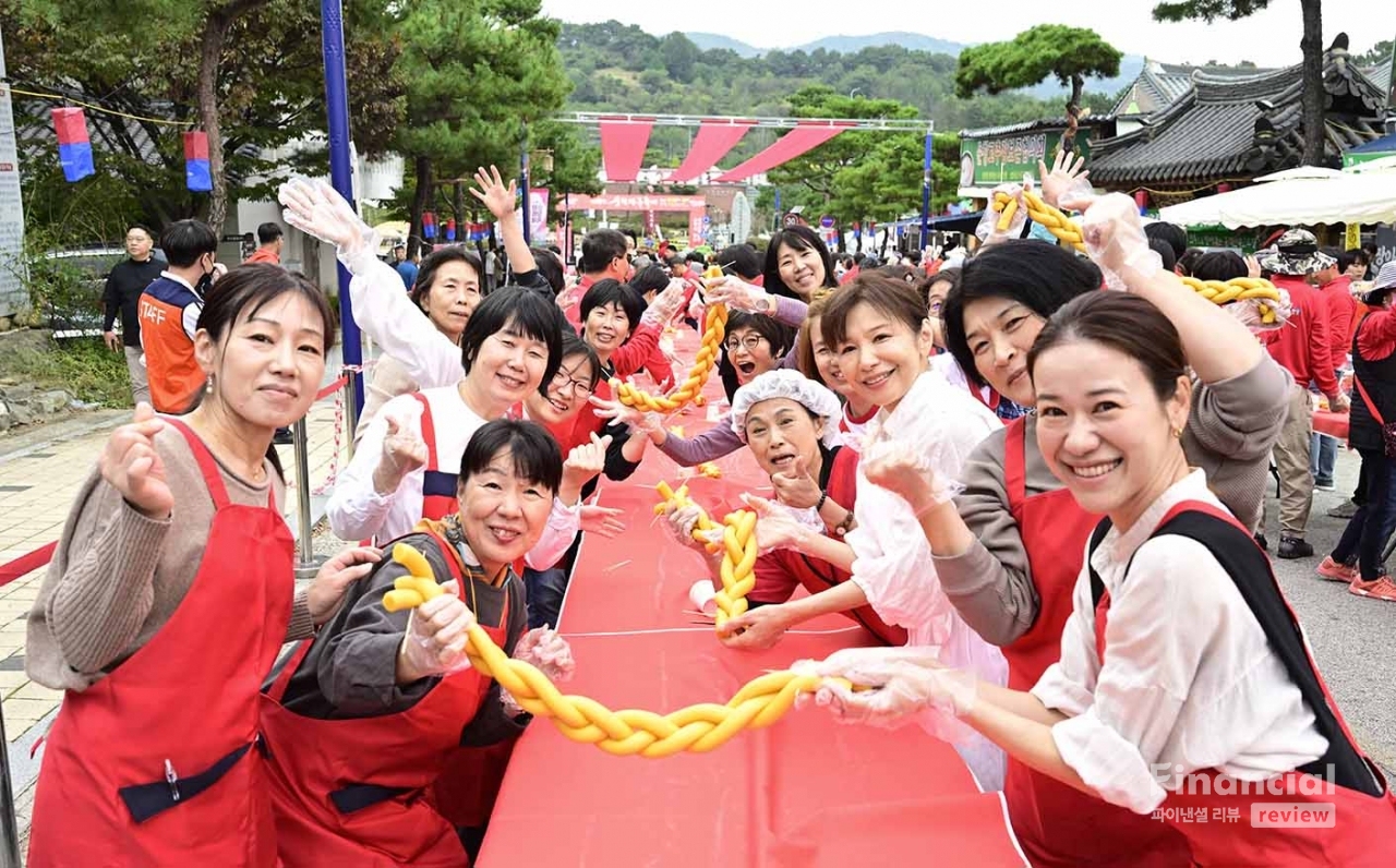 순창장류축제 중의 하나인  '300m 가래떡 꼬기' 프로그램에 참가한 관광객들이 가래떡 꼬기를 한 후 환하게 웃고 있다. /사진=김기훈 기자