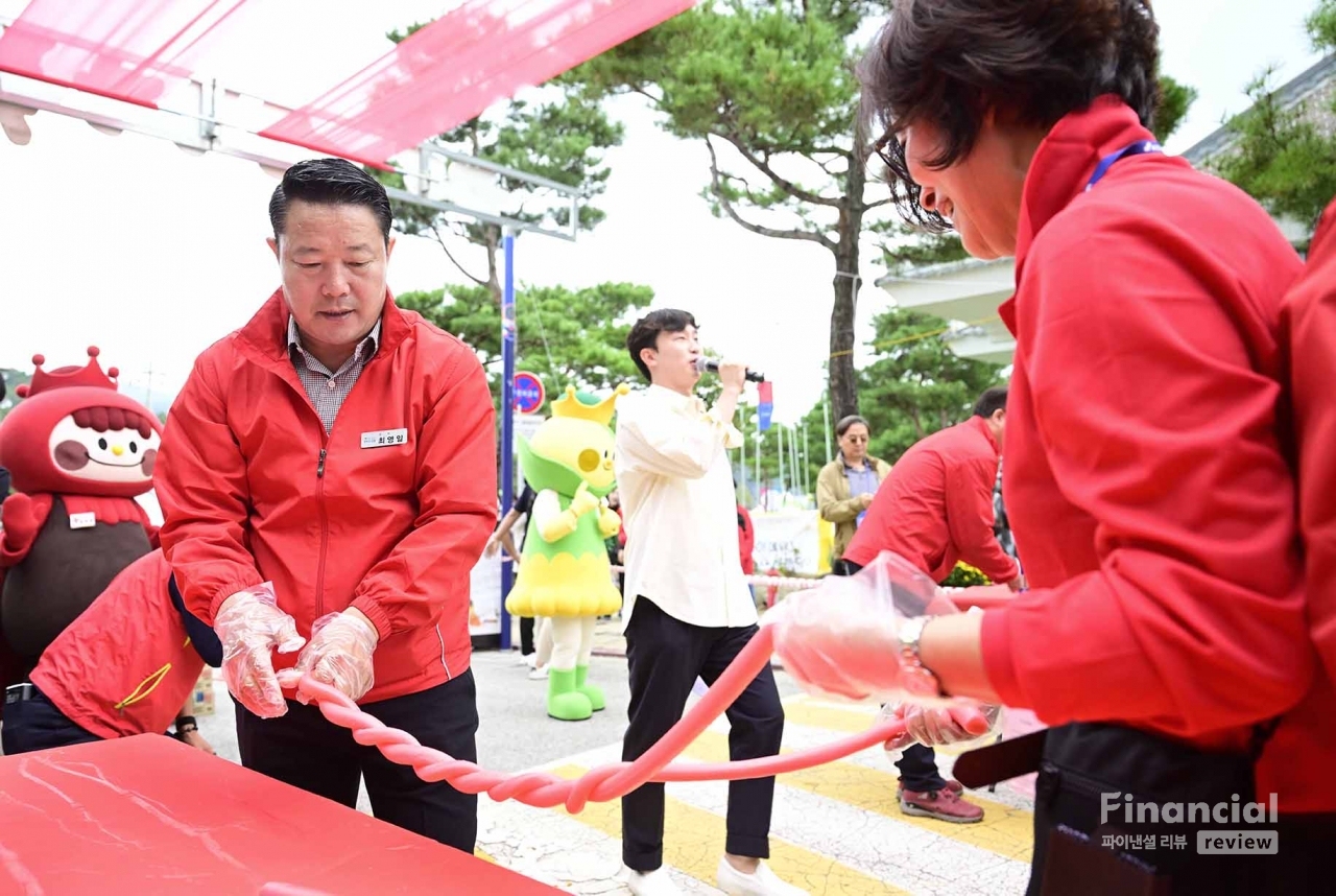 최병일 순창군수가 선윤숙 순창발효관광재단 대표와 함께 가래떡 꼬기를 하고 있다. /사진=김기훈 기자