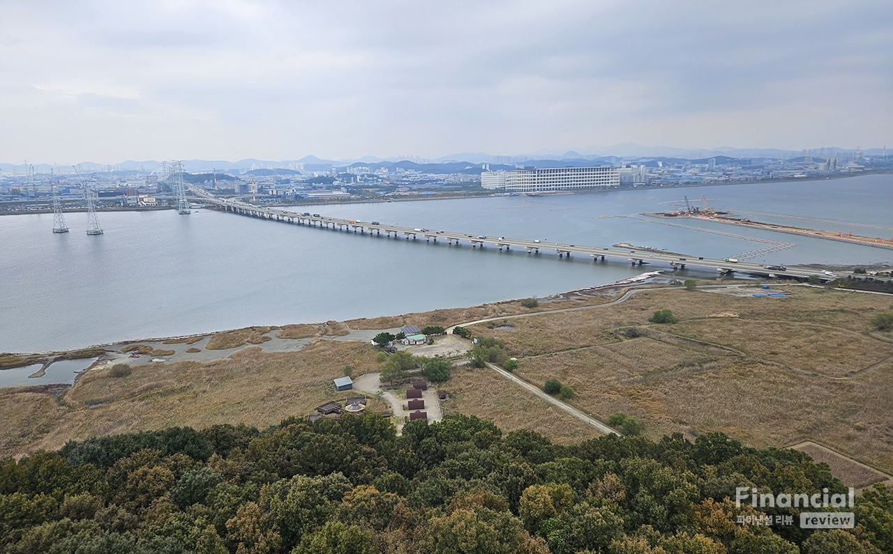 송산그린시티 전망대에 오르면 북쪽으로 시흥평택 고속도로와 공업단지가 보인다. /사진=이동미 여행작가