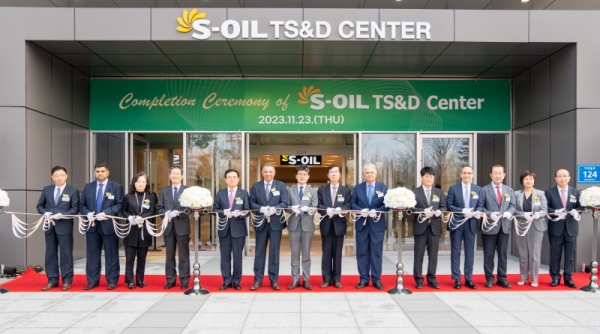 S-OIL 안와르 알 히즈아지 CEO가 23일 S-OIL TS&=센터 준공식에서 참석자들과 테이프 컷팅식을 하고 있다. 왼쪽 다섯번째부터 진교훈 강서구청장, 안와르 알 히즈아지 S-OIL CEO, 진성준 국회의원, 권오규 S-OIL 이사회 의장, 모하메드 Y 알 카타니 S-OIL 이사, 산업통상자원부 박덕열 투자정책관./사진=S-OIL