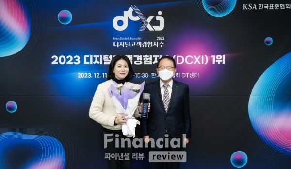 11일 서울시 강남구 한국표준협회에서 진행된 '디지털고객경험지수(DCXI,Digital Consumer eXperience Index)' 인증 수여식에서 삼성전자 이보나 상무(왼쪽)와 한국표준협회 강명수 회장(오른쪽)이 기념 촬영을 하고 있다./사진=삼성전자