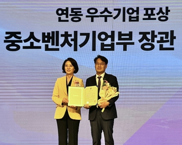 한미약품 구매팀 김규식 상무(오른쪽)가 이영 중소벤처기업부 장관으로부터 납품대금 연동 우수기업 표창장을 받고 기념촬영을 하고 있다. /사진=한미약품