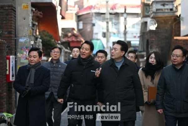 21일 윤석열 대통령이 원희룡 국토교통부 장관, 오세훈 서울시장, 조규홍 보건복지부 장관과 함께 서울 중랑구 소규모 주택정비 관리지역인 모아타운 사업지를 방문했다 / 사진=대통령실