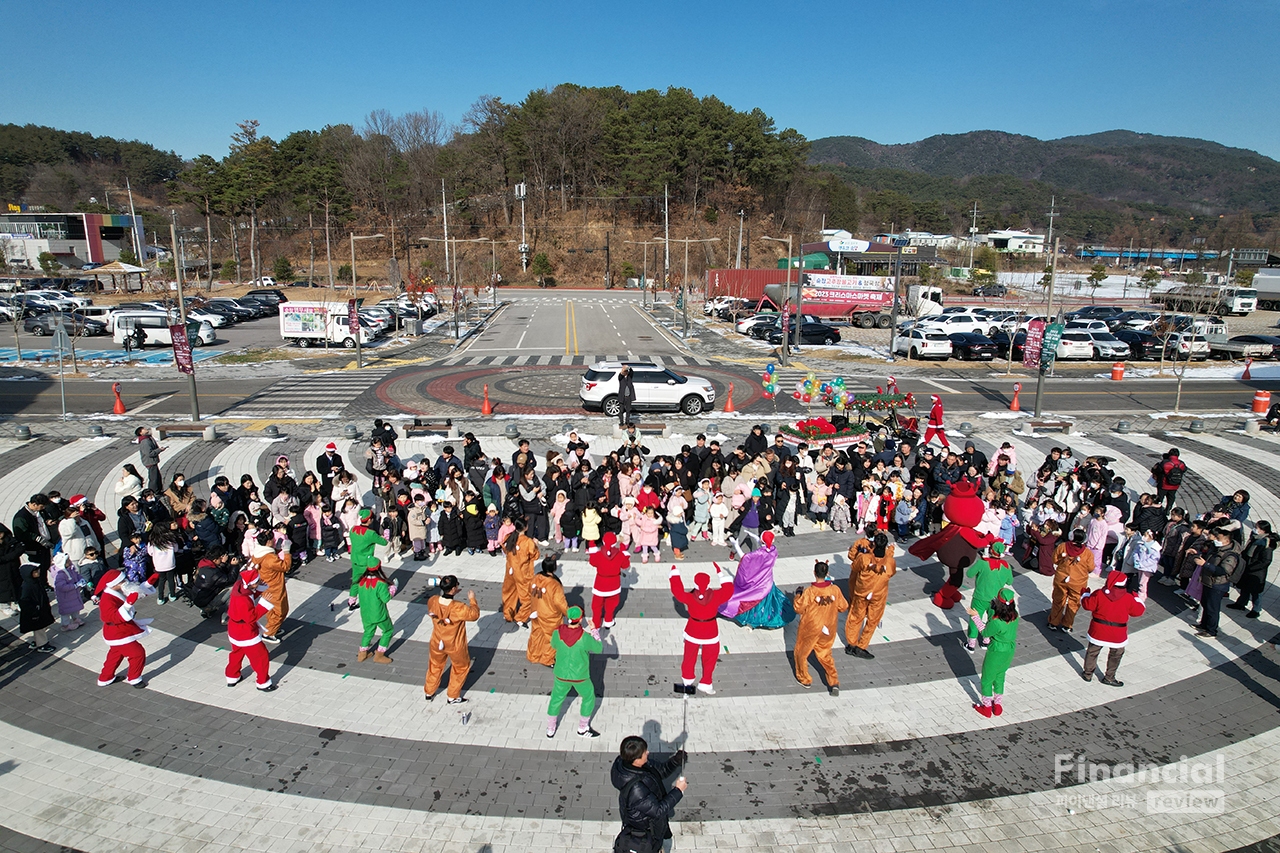 크리스마스를 이틀 앞둔 23일, 순창발효테마파크에서 개최된 2023 크리스마스 마켓 축제 현장. 산타와 엘사, 루돌프, 요정들로 분장한 순창발효관광재단 직원들의 공연이 펼쳐지고 있다. /사진=조용식 기자