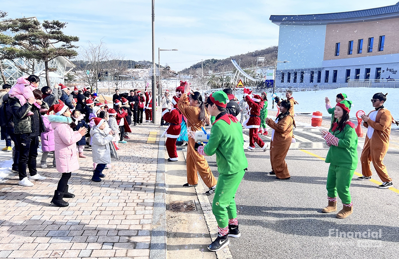 2023 크리스마스 마켓 축제 프로그램 중의 하나인 '산타 퍼레이드'에서 참가 어린이들이 함께 춤을 추고 있다. /사진=조용식 기자