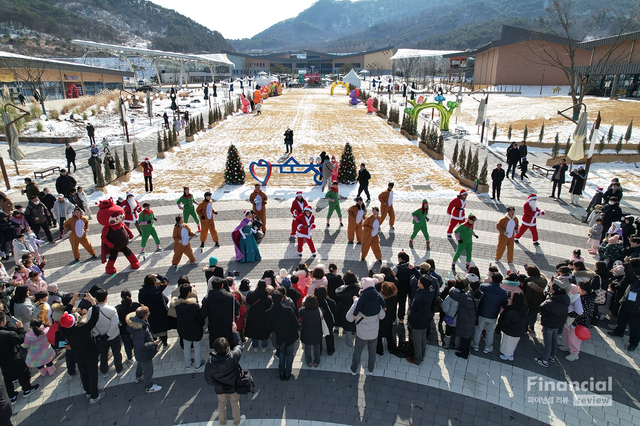 2023 크리스마스 마켓 축제에 참가자들이 순창발효관광재단 직원들의 율동을 관람하고 있다. /사진=조용식 기자