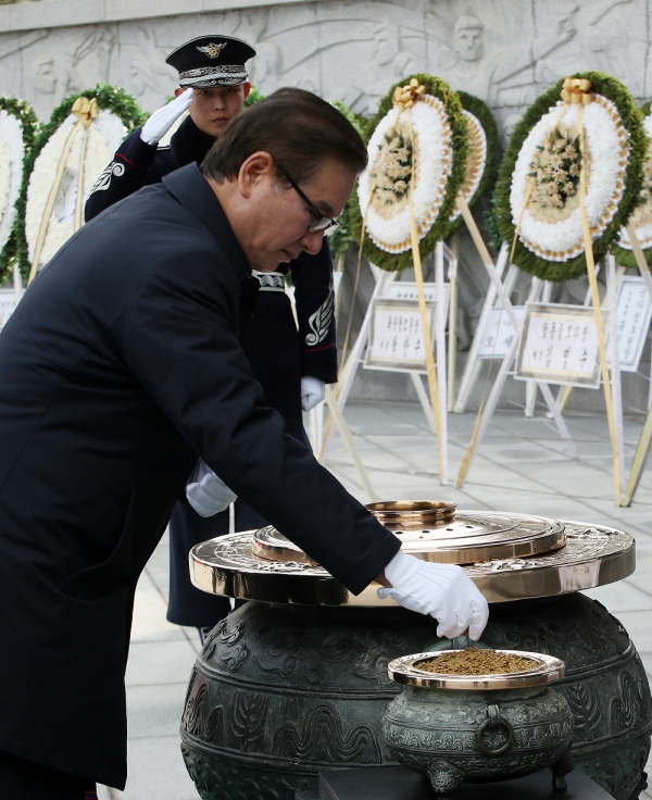 KAI 강구영 사장이 분향을 하고 있다./사진=KAI