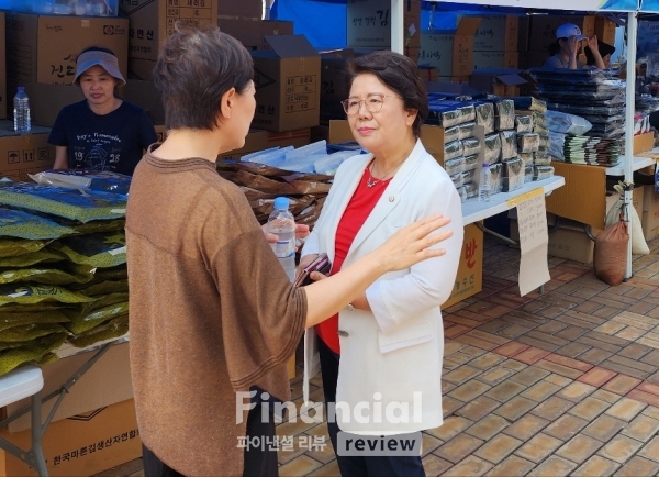 지역 주민들과 소통하는 서정숙 국민의힘 의원.