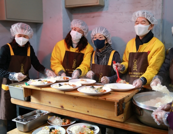 아성다이소 임직원들이 지난 31일 저소득 노인과 노숙인들을 대상으로 제공하는 무료점심을 배식하고 있다. /사진=아성다이소