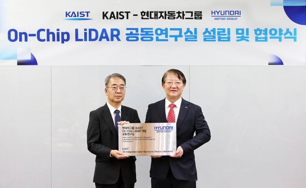 KAIST 대전 본원에서 열린 공동연구실 현판 전달식에서 관계자들이 기념사진 촬영을 하고 있다. 왼쪽은 현대차 선행기술원장 이종수 부사장, 오른쪽은 KAIST 이상엽 연구부총장. /사진=현대차·기아