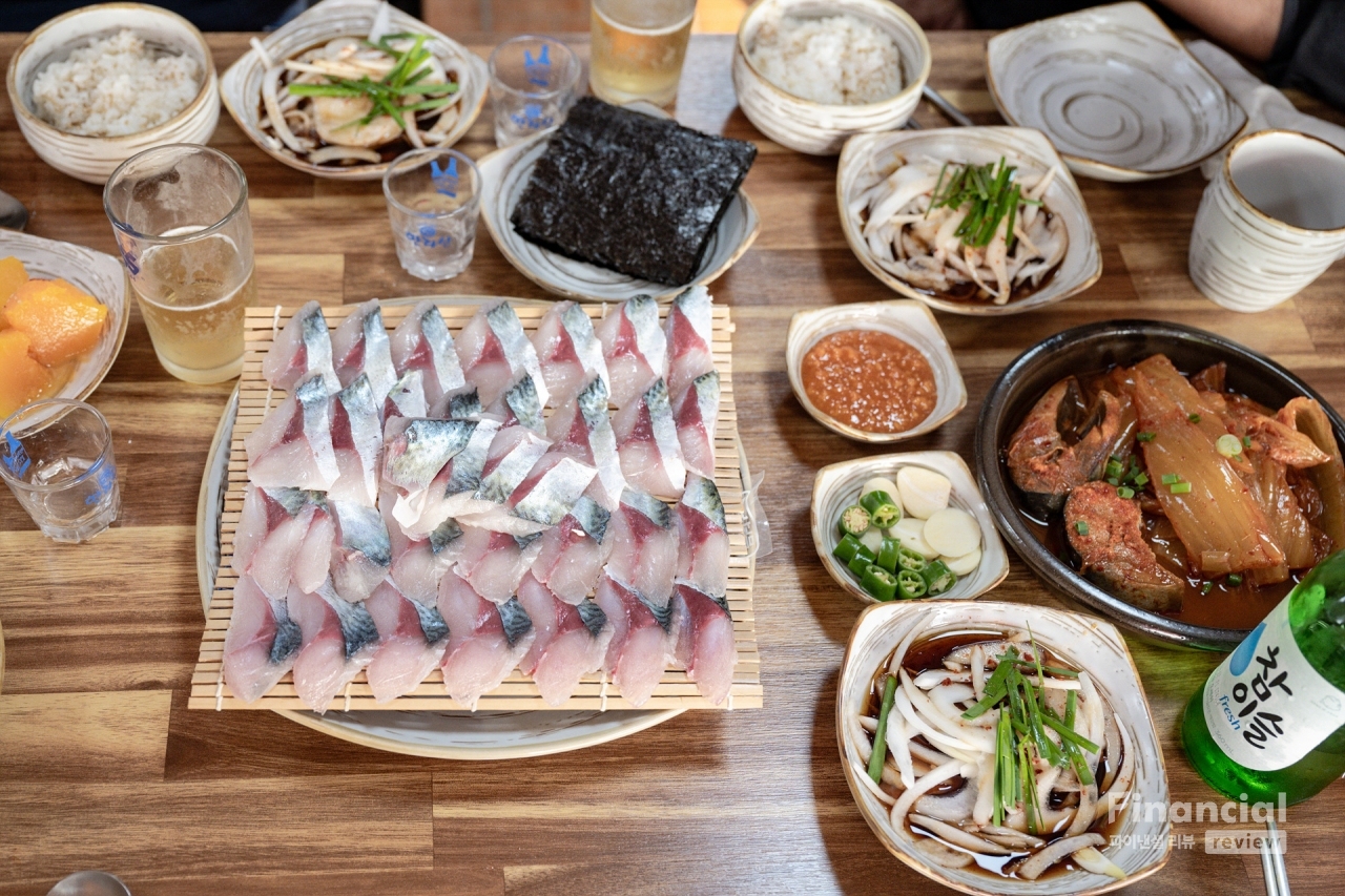 모슬포항의 요즘 고등어회. /사진=김민수 여행작가