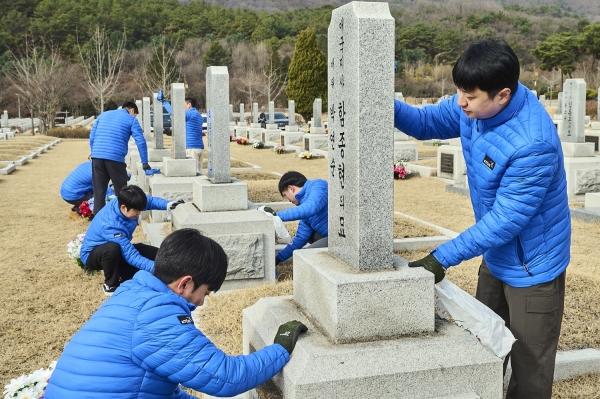 지난 28일 국립대전현충원에서 임직원 봉사단이 독립유공자 묘역정화 활동을 진행하는 모습. /사진=KT&G