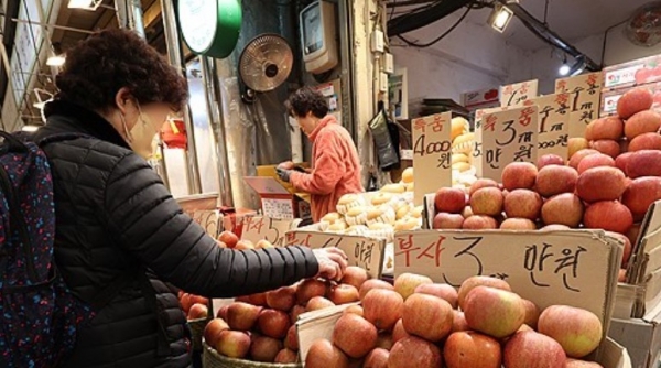 6일 오후 서울 동대문구 청량리청과물시장에서 한 상인이 사과를 팔고 있다./사진=연합뉴스