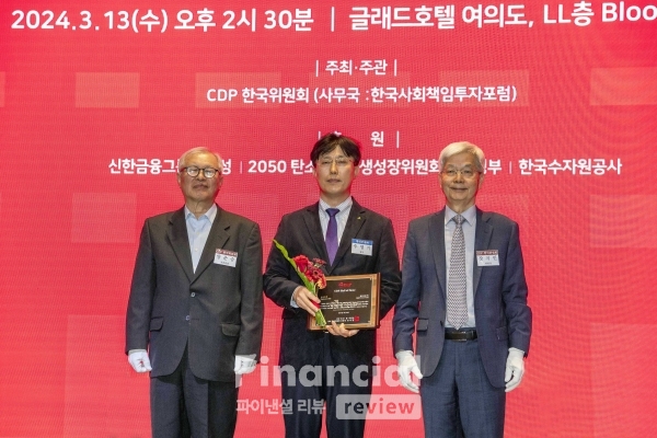 ‘2023 CDP 코리아 어워드’ 시상식에서 현대건설 안전사업지원실장 추영기 상무(가운데)가 CDP 한국위원회 주요 관계자들과 기념사진을 촬영하고 있다./사진=현대건설