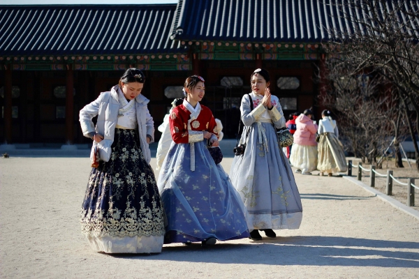 한복을 입고 관광하는 외국인 여행객들./사진=부킹닷컴