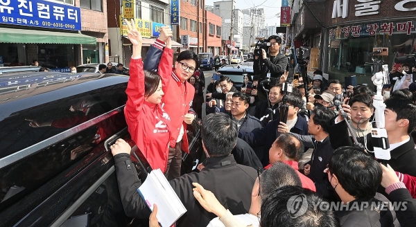 지난 16일 오후 국민의힘 한동훈 총괄선대위원장이 김효은 후보와 함께 경기도 오산시 오산오색시장에서 시민들에게 인사하고 있다./사진=연합뉴스