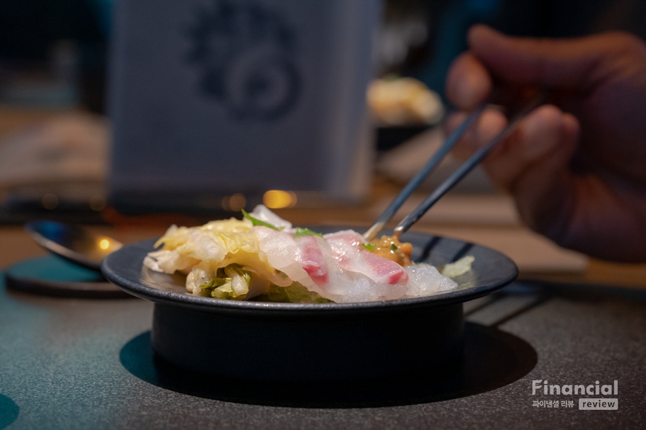 제철 생선회를 제주식으로 맛볼 수 있는 해녀의 부엌 북촌점. /사진=김민수 여행작가