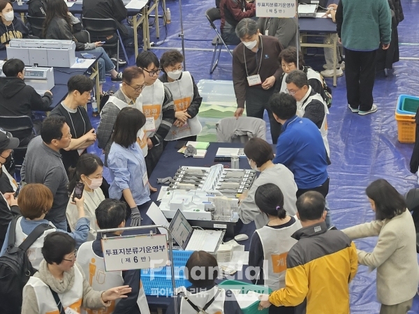 지역구 투표지를 분류기에 넣는 모습./사진=김희연 기자