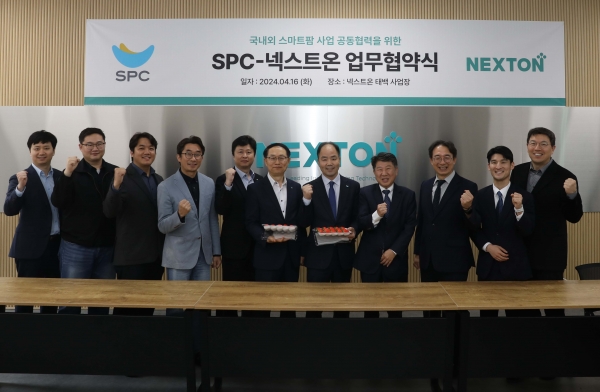 파리크라상과 넥스트온 임직원이 기념 촬영을 하고 있다./사진=SPC그룹