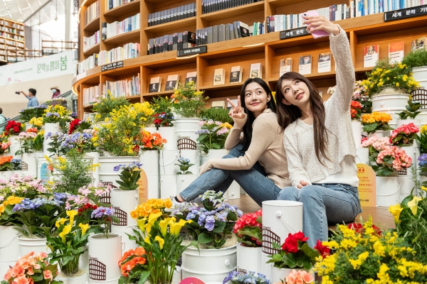 스타필드 코엑스몰 별마당 도서관, ‘문학을 펼쳐 봄’ 특별전 개최./사진=신세계프라퍼티