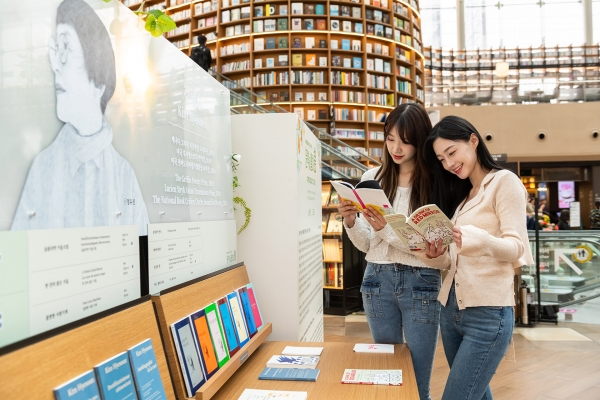 스타필드 코엑스몰 별마당 도서관, ‘문학을 펼쳐 봄’ 특별전 개최./사진=신세계프라퍼티