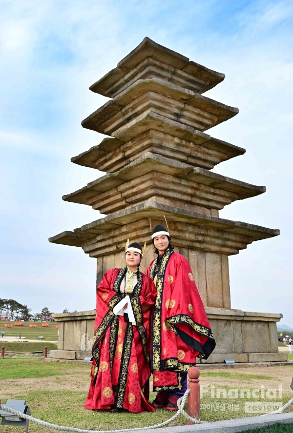 왕궁리 오층석탑에서 익사 문화유산 야행 참가자에게 설명과 기념촬영을 담당하고 있는 무왕과 무왕비. /사진=김기훈 기자