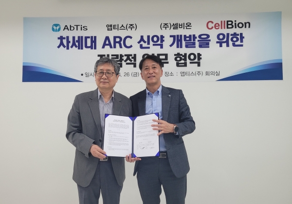 지난 26일 앱티스 본사에서 진행한 '차세대 ARC 신약 개발을 위한 전략적 업무 협약 체결식'에서 한태동 앱티스 대표이사(오른쪽)과 김권 셀비온 대표이사가 기념사진을 촬영하고 있다. /사진=동아ST