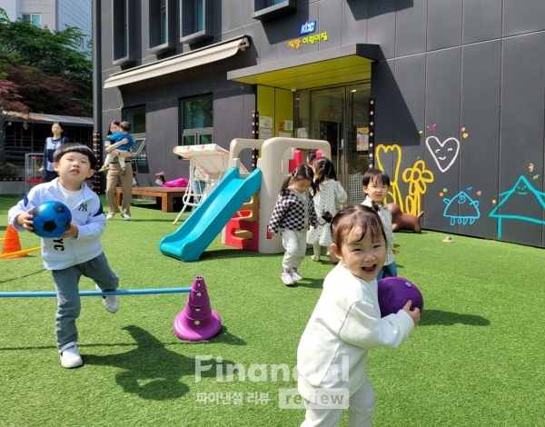 KCC는 일과 육아를 병행하는 임직원들의 부담을 완화하기 위해 2019년부터 사내 어린이집을 운영하고 있다. / 사진=KCC