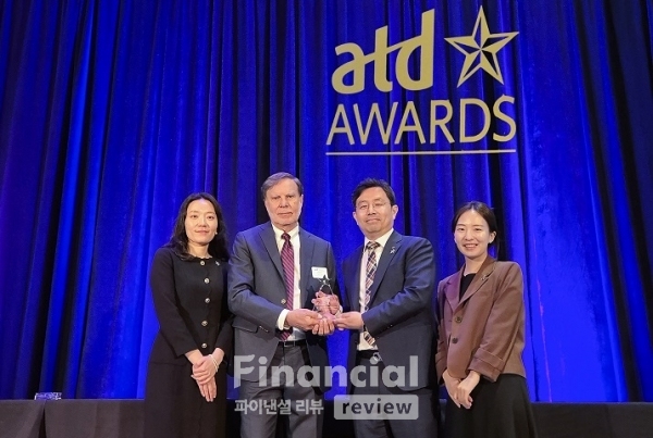 2024 BEST HRD Award 시상식. 짐 카프래라 ATD 이사회 의장(왼쪽 2번째)과 이정호 한전 인사처 인재육성부장(왼쪽 3번째) / 사진=한국전력