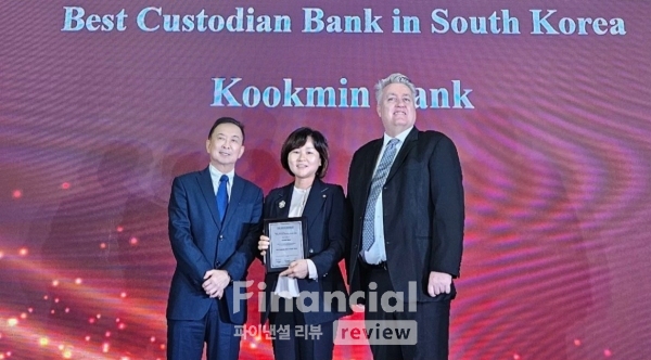 23일 홍콩에서 진행된 아시아뱅커지 주관 ‘The Asian Banker Financial Markets Awards 2024’에서 김옥자 KB국민은행 수탁사업부장(좌측 두 번째)과 아시안뱅커지 관계자들이 기념사진을 촬영하고 있다./사진=KB국민은행