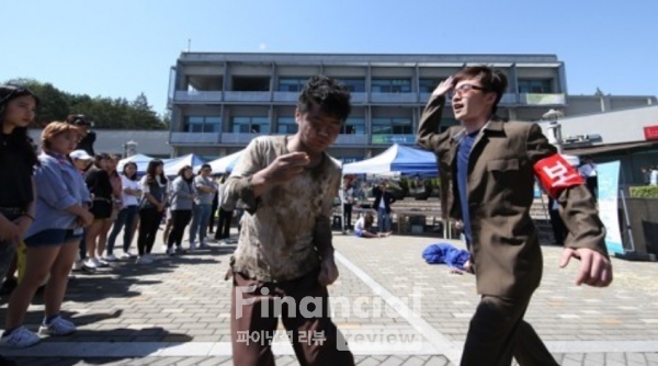 꽃제비를 재연한 탈북민들./사진=연합뉴스