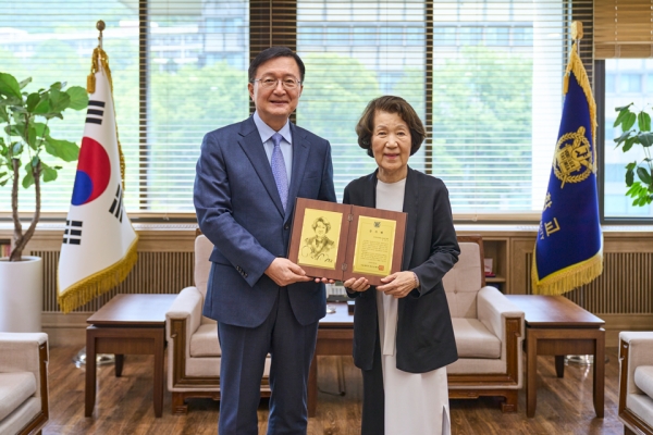 조영수 한세예스24문화재단 명예이사장(왼쪽)이 서울대학교 인문대학에 발전기금 1억원을 기부하고 감사패를 수여받았다. /사진제공= 한세예스24문화재단