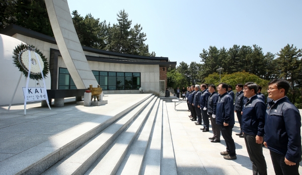 KAI 임직원들이 31일 경남 사천시에 위치한 호국공원 충혼탑을 찾아 참배했다 (앞줄 오른쪽부터 5번째 KAI 강구영 사장) /사진=KAI