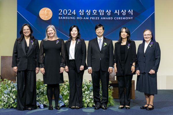 삼성호암상 수상자들이 5월 31일 서울신라호텔 다이너스티홀에서 열린 ‘2024 삼성호암상 시상식’에서 기념 촬영을 하고 있다. (사진 왼쪽부터) 과학상 화학·생명과학부문 혜란 다윈 뉴욕대 교수, 과학상 물리·수학부문 킴벌리 브릭먼 美 국립표준기술연구소 연구원(故 남세우 美 국립표준기술연구소 연구원 대리 수상, 배우자), 공학상 이수인 워싱턴대 교수, 의학상 피터 박 하버드의대 교수, 예술상 한강 소설가, 사회봉사상 제라딘 라이언 아일랜드 성골롬반외방선교수녀회 수녀/사진=호암재단