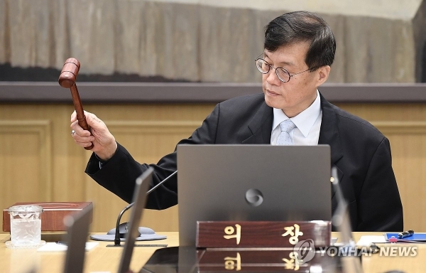 이창용 한국은행 총재가 11일 서울 중구 한국은행 본관에서 열린 금융통화위원회에서 의사봉을 두드리고 있다./사진=연합뉴스