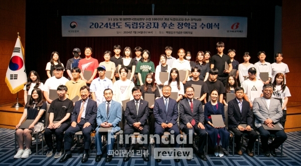 4일 서울 용산구에 위치한 백범김구기념관에서 열린 '2024년도 독립유공자 후손 장학금 수여식'에서 관계자들이 기념촬영을 하고 있다./사진=빙그레