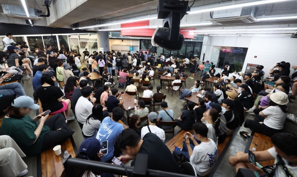 25일 새벽 서울 강남구 위메프 본사가 정산 지연 사태와 관련 상품을 환불 받으려는 고객들로 붐비고 있다./사진=연합뉴스