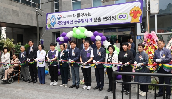 BGF리테일 민승배 대표(왼쪽 네번째), 이경혜 한국장애인개발원장(왼쪽 다섯번째), 이스란 사회복지정책실장(왼쪽 일곱번째), 오영훈 제주특별자치도지사(왼쪽 여덟번째), 제주특별자치도장애인총연합회 문상익 회장(오른쪽 다섯번째)이 기념 촬영을 하고 있다./사진=BGF리테일