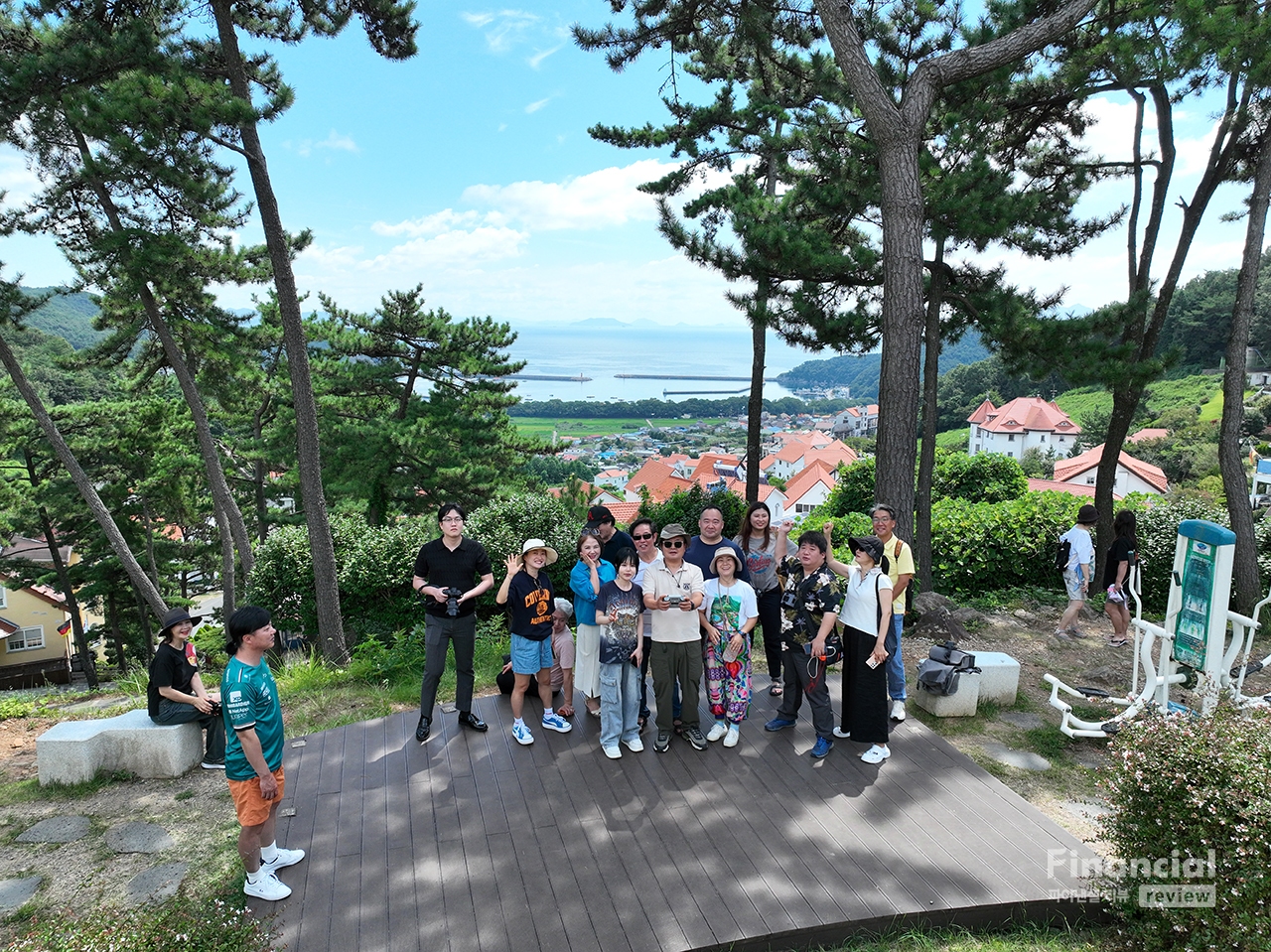 전시 장소를 둘러보고 있는 발대식 참가자들. /사진=조용식 기자