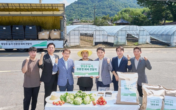 왼쪽부터 신세계푸드 농산팀 박서종, 맥도날드 SCM 하만기 이사, 김한일 전무, 이청우 농부, 신세계푸드 R&D 민중식 상무, 김태경 팀장, 농산팀 이재철 팀장. /사진=맥도날드